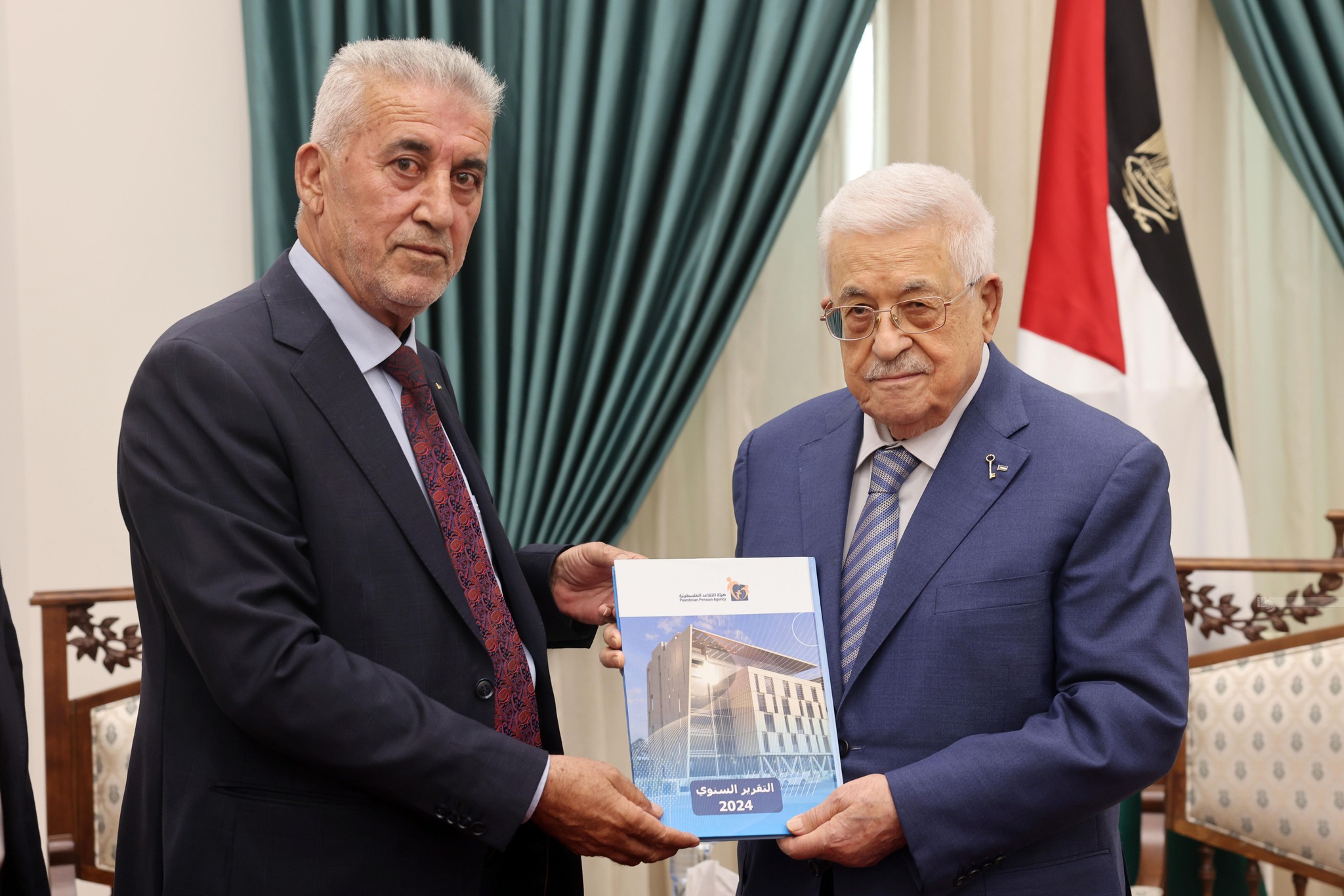 الرئيس محمود عباس يتسلم التقرير السنوي لهيئة التقاعد الفلسطينية لعام 2024