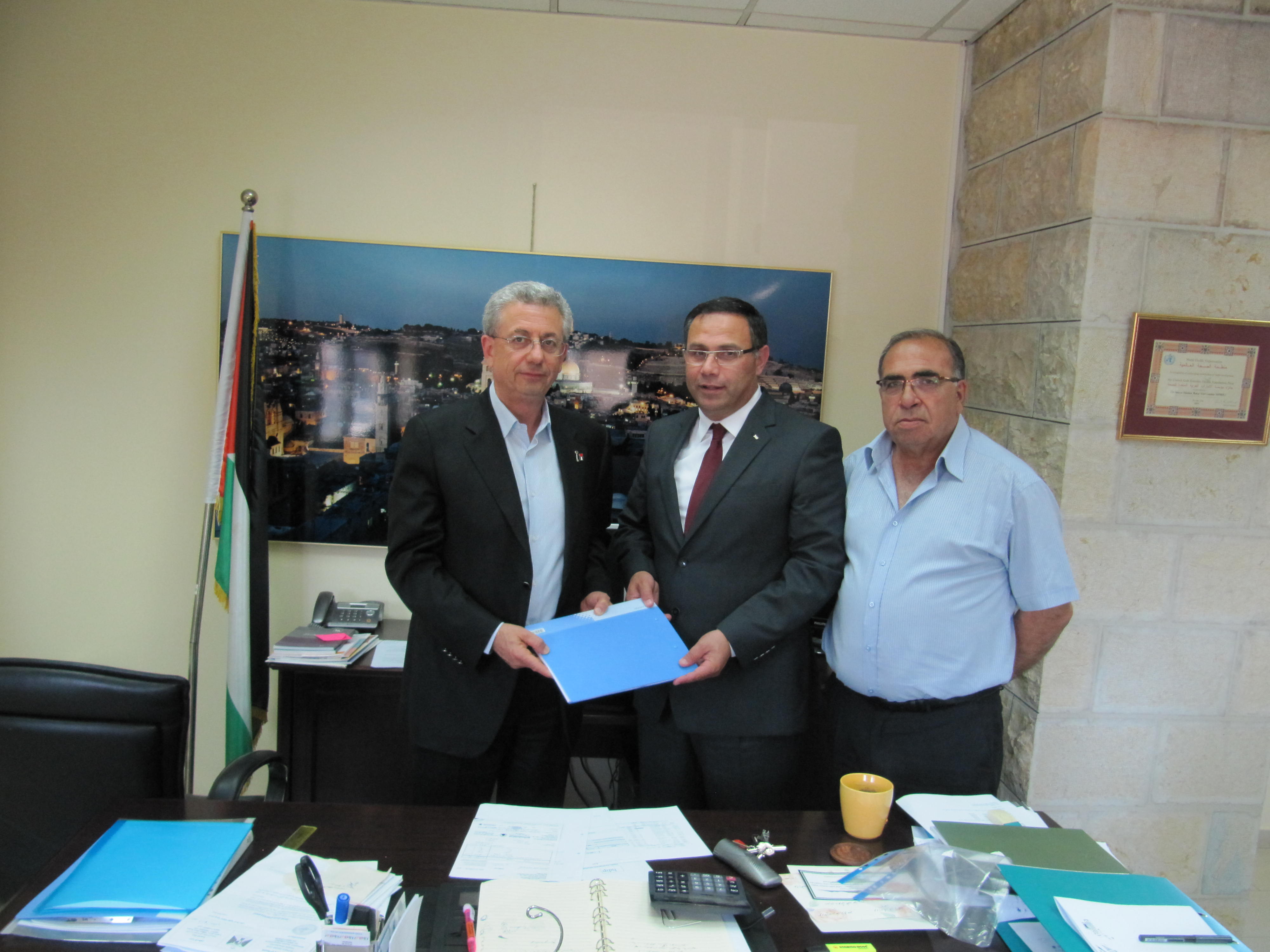 توقيع إتفاقية انضمام موظفي جمعية الإغاثة الطبية الفلسطينية وانتفاعهم بأحكام قانون التقاعد العام رقم 7 لسنة 2005