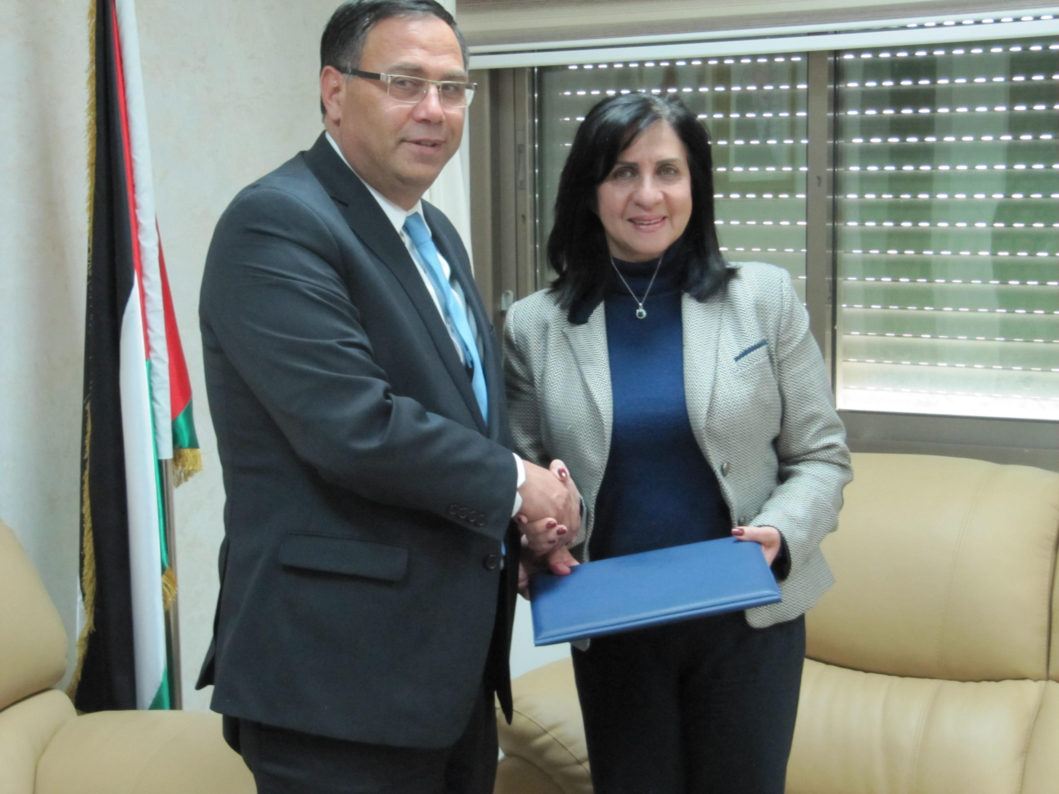 توقيع إتفاقية انضمام موظفي بلدية بيت لحم وانتفاعهم بأحكام قانون التقاعد العام رقم 7 لسنة 2005