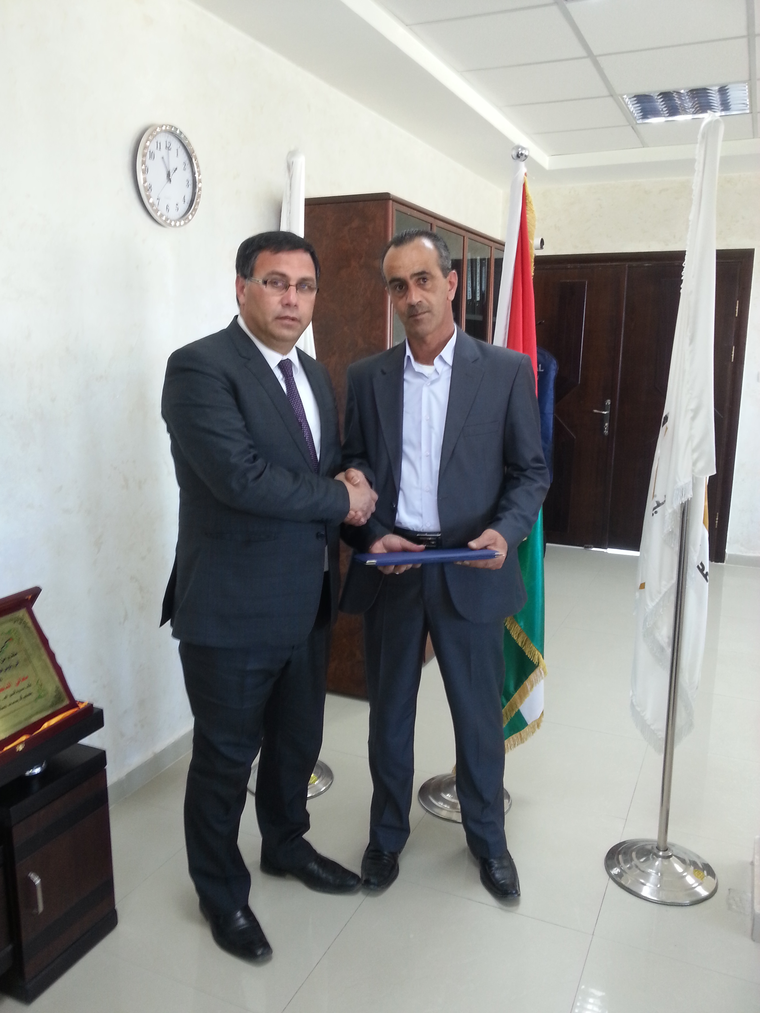 توقيع إتفاقية انضمام موظفي بلدية عجة وانتفاعهم بأحكام قانون التقاعد العام رقم 7 لسنة 2005